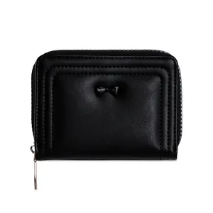 Dettaglio di un portafoglio nero compatto in pelle con fiocco e chiusura a zip fluida
