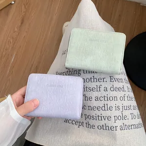 Kurze Damen-Geldbörse aus strukturiertem Leder in Mintgrün und Lavendel mit Reißverschluss