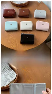 Détails de l'intérieur du portefeuille punk montrant les fentes pour cartes en PU doux