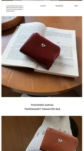Gros plan d'un portefeuille en cuir texturé craquelé avec boucle cœur en métal
