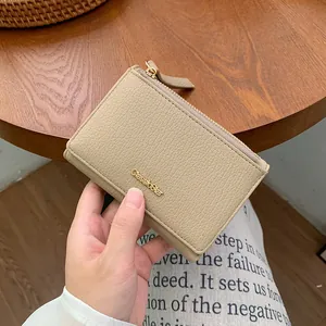 Minimalistische beige Ledergeldbörse von Classic Star mit Litschimuster und Goldreißverschluss