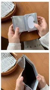Détail du portefeuille argenté à trois volets avec fentes pour cartes et photo