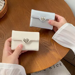 Portafoglio donna in pelle screpolata con fibbia a cuore in metallo e tasca con zip