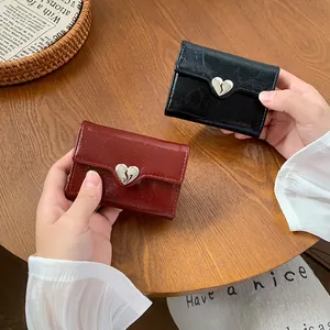 Portafoglio corto da donna in pelle increspata con fibbia a cuore e design a tre ante