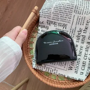 Portafoglio semicircolare in pelle verniciata nera lucida con stampa di testo