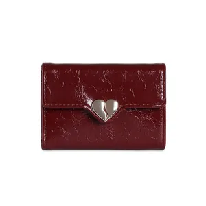 Portafoglio trifold in pelle bordeaux con fibbia in metallo a forma di cuore spezzato