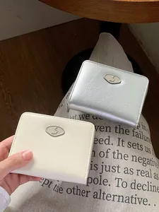 Portafogli minimalisti in pelle PU argento e beige con logo in metallo e cerniera lampo