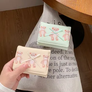 Portafoglio corto a tre ante da donna con simpatica stampa di orsi e fiocco di nastro
