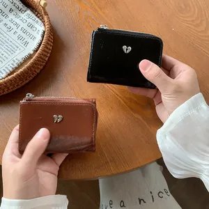 Portefeuille femme grande capacité à trois volets avec cœur métallique noir et marron
