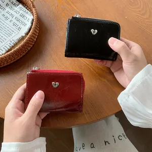 Grand portefeuille à trois volets en cuir craquelé avec décor de cœur en métal