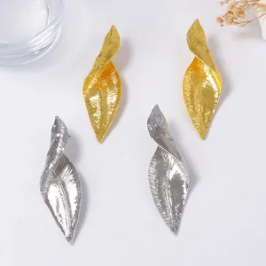 Orecchini vintage irregolari oro e argento con texture a foglia e dettagli botanici