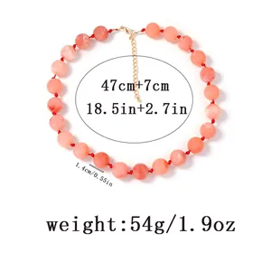 Détail du collier de perles rose marbré de 1,4 cm avec fermoir mousqueton doré