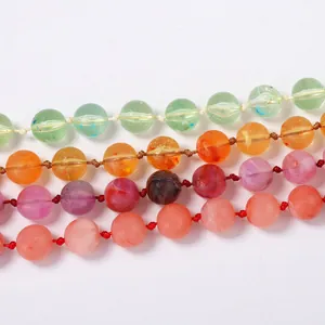 Collier de perles de cristal géométriques avec nœuds faits main aux tons vibrants