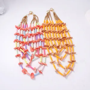 Bohemian gelaagde kralenketting met kleurrijke geometrische harskralen en goudaccenten