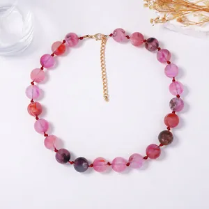 Collier artisanal perlé avec cristaux colorés et fermoir mousqueton doré élégant