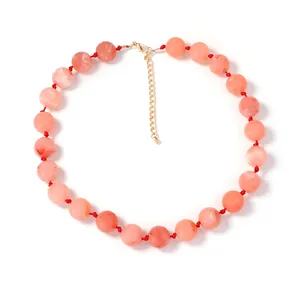 Collier de perles minimaliste avec perles marbrées orange et corde rouge