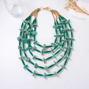 Boheemse gelaagde kralenketting met groene buiskralen en turquoise steenelementen
