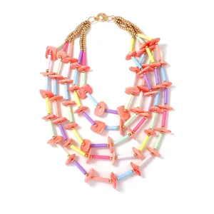 Boho meerlaagse kralenketting met gekleurde harsen schijven en gouden T-bar sluiting
