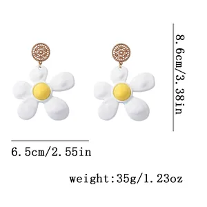 Detailansicht großer weißer Emaille-Gänseblümchen-Ohrringe mit Maßen 8,6 cm und Goldsteckern