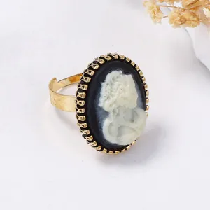 Bague vintage dorée ajustable avec relief camée blanc classique sur base ovale noire