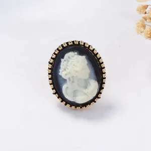 Vue détaillée d'une bague camée vintage avec portrait de femme en relief blanc
