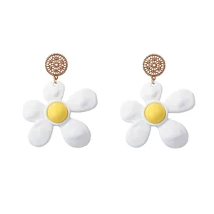 Elegante weiße Gänseblümchen-Ohrringe mit goldenen Akzenten und gelber Blütenmitte