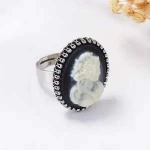 Bague vintage en alliage argenté avec camée ange blanc sur émail noir ovale