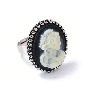Détail de bague vintage en alliage argenté avec camée et bordure tissée