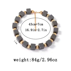 Vue détaillée du collier géométrique multicouche avec mesures et dimensions précises