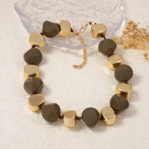 Minimalistische geometrische hars kralenketting met donkergroene en gouden stenen
