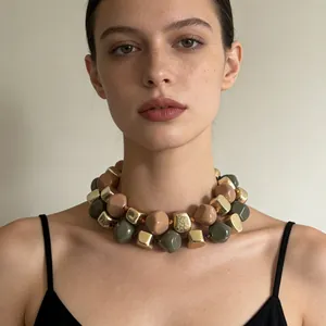 Dubbellaagse geometrische hars kralenketting met goudkleurige en matgroene kralen