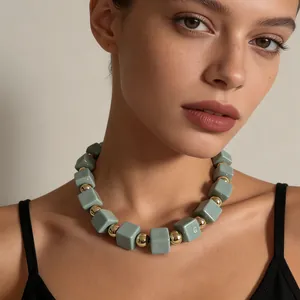 Collier bohème fait main avec perles géométriques vert olive et billes dorées chic