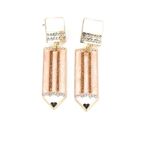 Pendientes creativos de lápiz con esmalte rosa, acabado dorado y brillantes de imitación