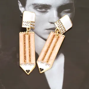 Pendientes de lápiz creativos con esmalte rosa y brillantes diamantes en aleación dorada