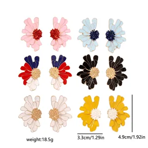 Tableau des tailles détaillé pour six paires de boucles d'oreilles marguerites en émail