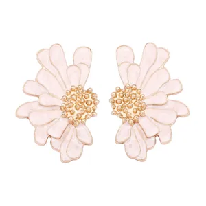Boucles d'oreilles fleurs en émail rose avec perles dorées sur fond blanc neutre