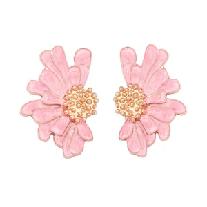 Élégantes boucles d'oreilles marguerites en émail rose et plaqué or pour femme