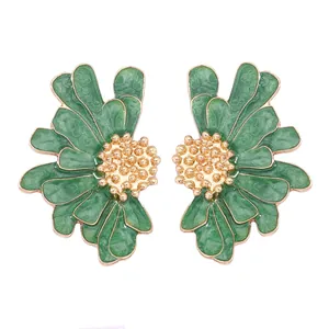 Boucles d'oreilles fleurs dorées avec émail vert et pistils en perles dorées
