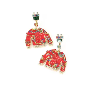 Dettaglio di orecchini a maglione natalizio con strass colorati e scritta Let's Get Lit