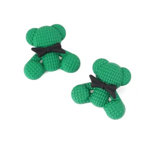 Orecchini a forma di orsetto verde con finitura testurizzata e fiocco nero