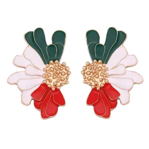 Détail de boucles d'oreilles fleurs en alliage avec émail multicolore et contours dorés