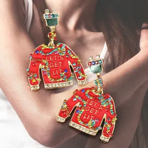 Dettaglio orecchini maglione natalizio con strass multicolori e testo LET'S GET LIT