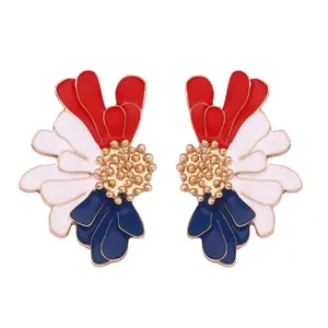 Vue détaillée des boucles d'oreilles fleurs en émail avec bordure dorée et pistil perlé
