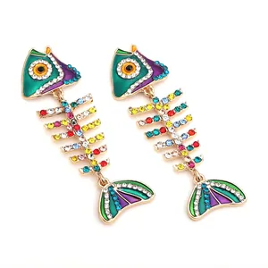 Détail des boucles d'oreilles arête de poisson avec strass multicolores et émail