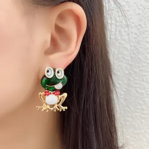 Orecchini a forma di rana verde con fiocco di strass rossi e arti dorati