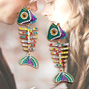 Détail des boucles d'oreilles arête de poisson avec strass multicolores et émail coloré