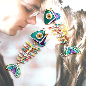 Détails des boucles d'oreilles arêtes de poisson avec émail coloré et strass brillants