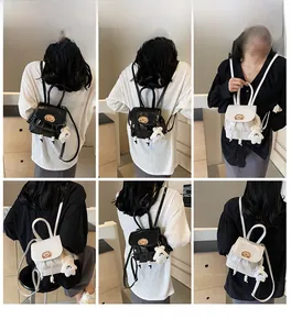 Mini zainetto da donna in ecopelle con coulisse e simpatico ciondolo a forma di pecora