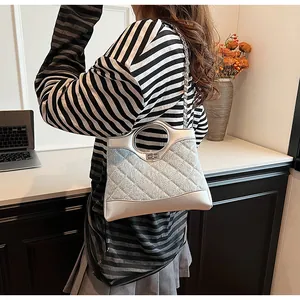 Sac bandoulière matelassé argenté avec poignée circulaire et détail de chaîne en métal