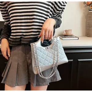 Détail du sac tissé bleu clair pailleté avec chaîne argentée et matelassage diamant